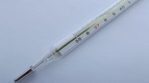 Tanda-tanda demam dan cara mengobatinya