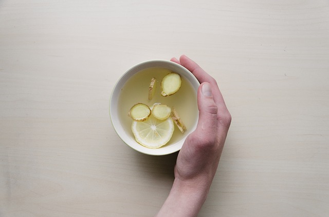 Cara mengecilkan perut dalam 1 hari - Minum teh jahe